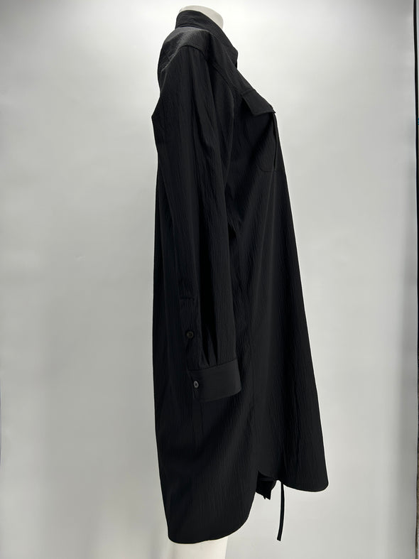 Robe noire avec boucle dorée