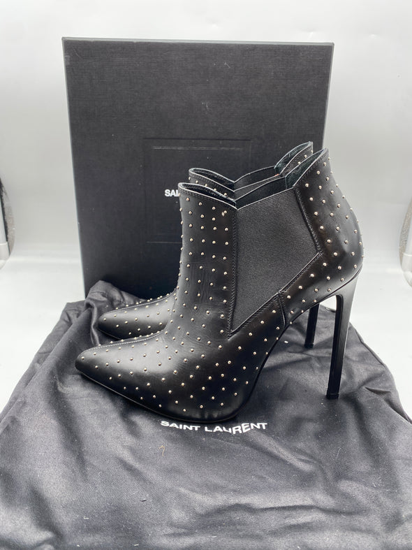 Bottines à talons et clous