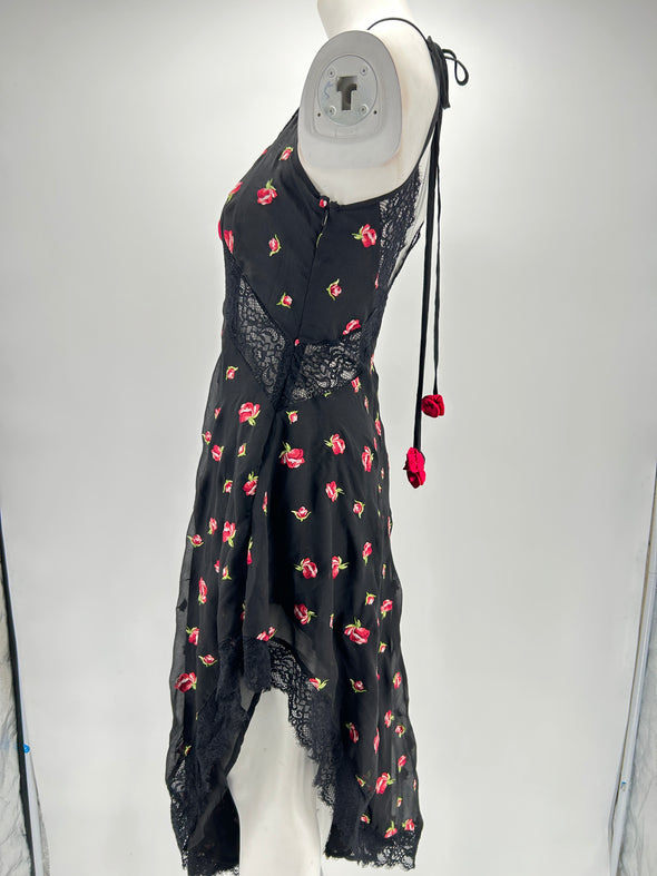 Robe longue noire avec imprimés roses