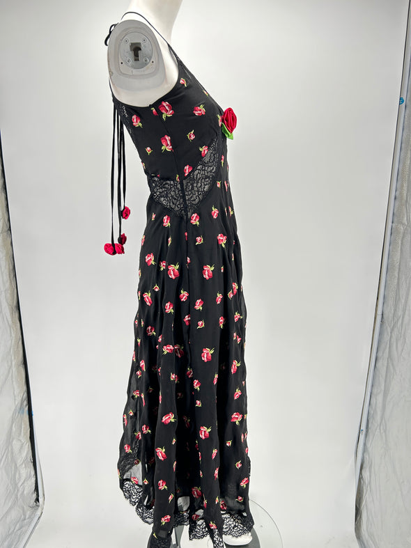 Robe longue noire avec imprimés roses
