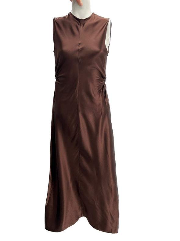 Robe marron à découpes