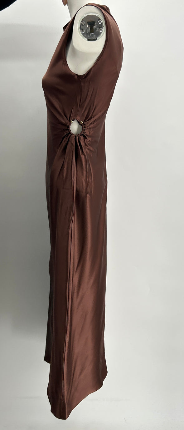 Robe marron à découpes