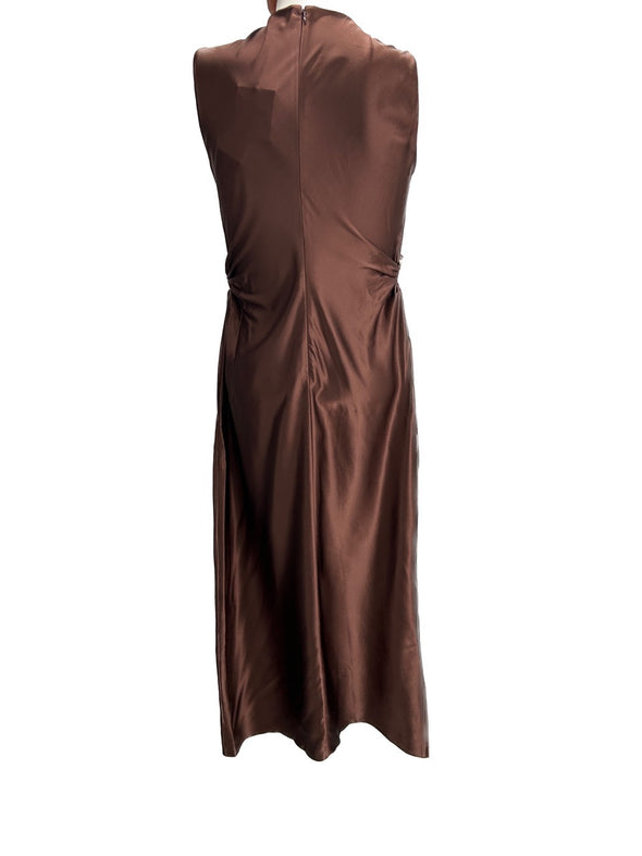 Robe marron à découpes