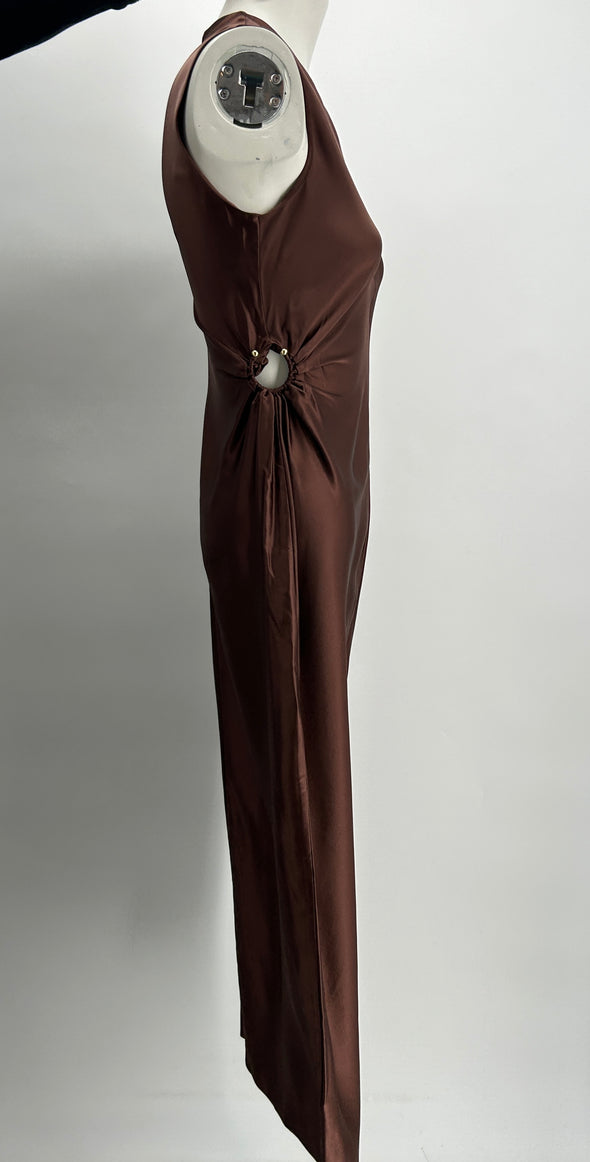 Robe marron à découpes