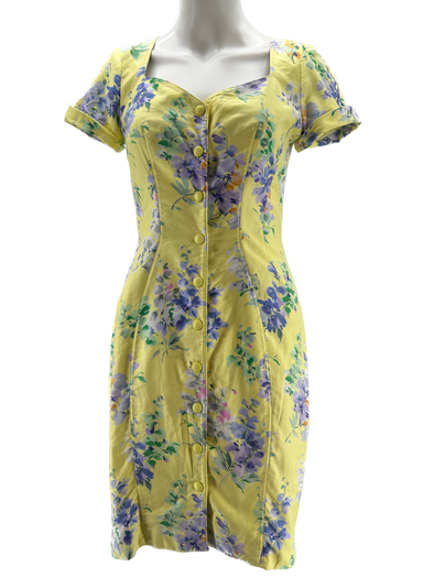 Robe jaune à motifs floraux