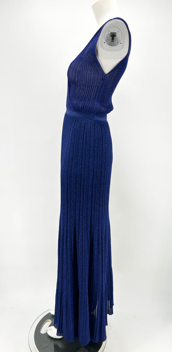 Robe bleue sans manches à col en V croisé