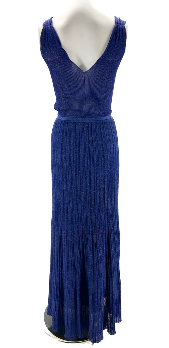 Robe bleue sans manches à col en V croisé