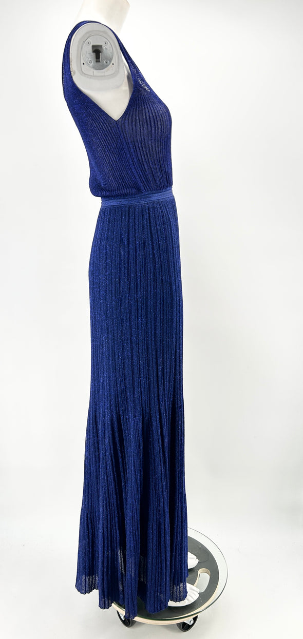 Robe bleue sans manches à col en V croisé