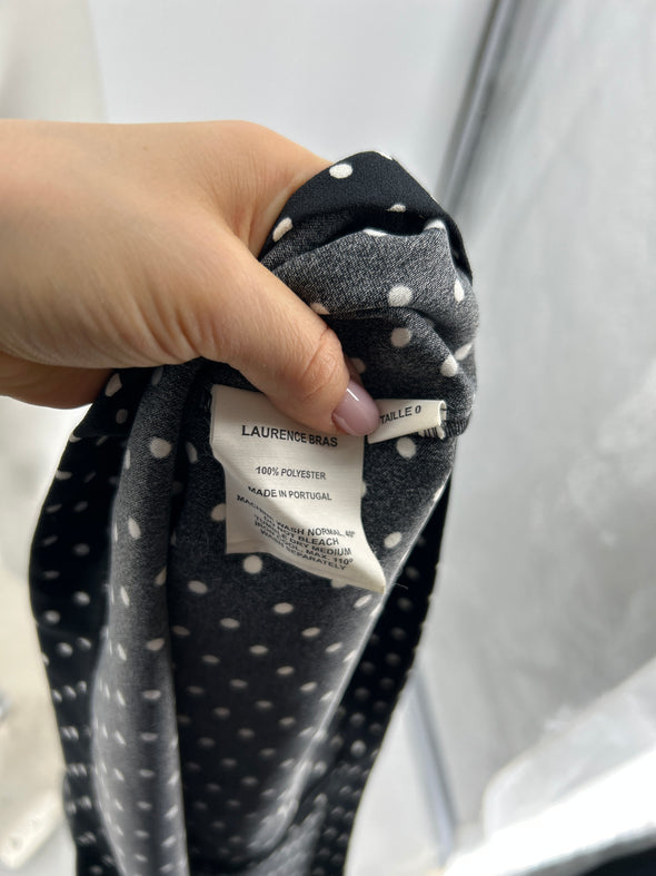Robe noire à pois blancs