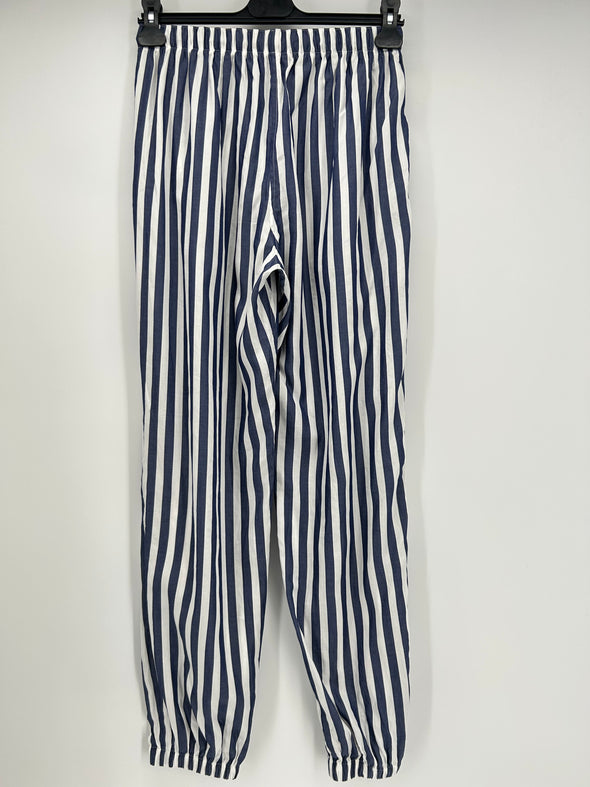 Pantalon à rayures marines et blanches