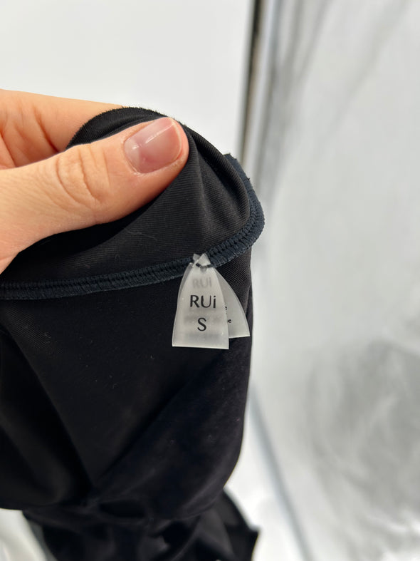 Top court noir à lacets