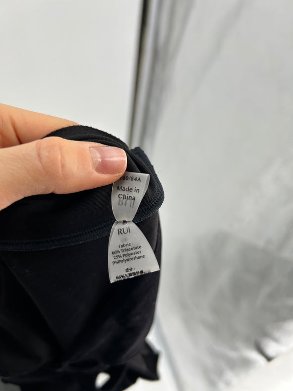 Top court noir à lacets