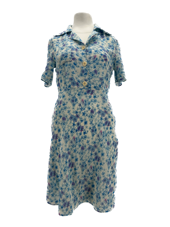 Robe bleue à fleurs