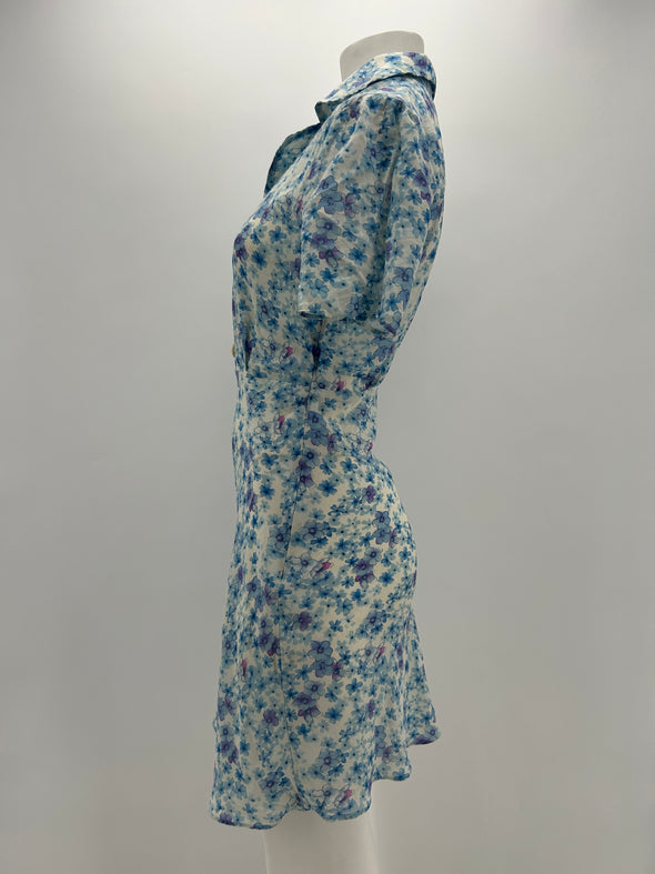 Robe bleue à fleurs