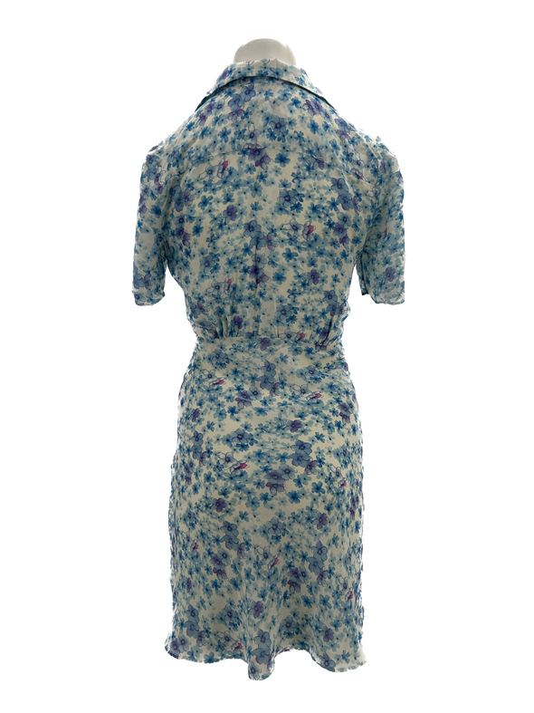 Robe bleue à fleurs