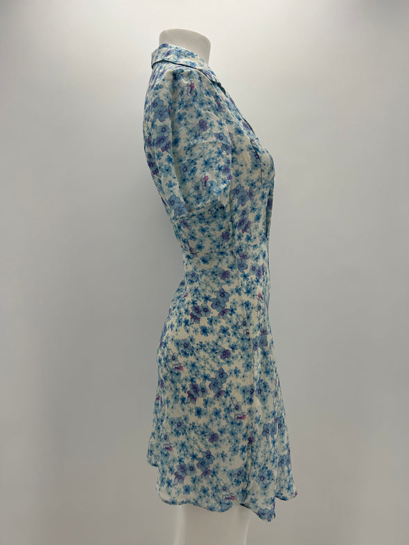 Robe bleue à fleurs