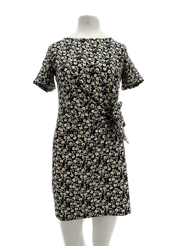 Robe noire à fleurs