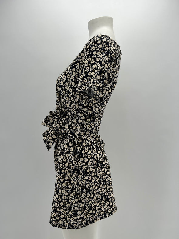 Robe noire à fleurs