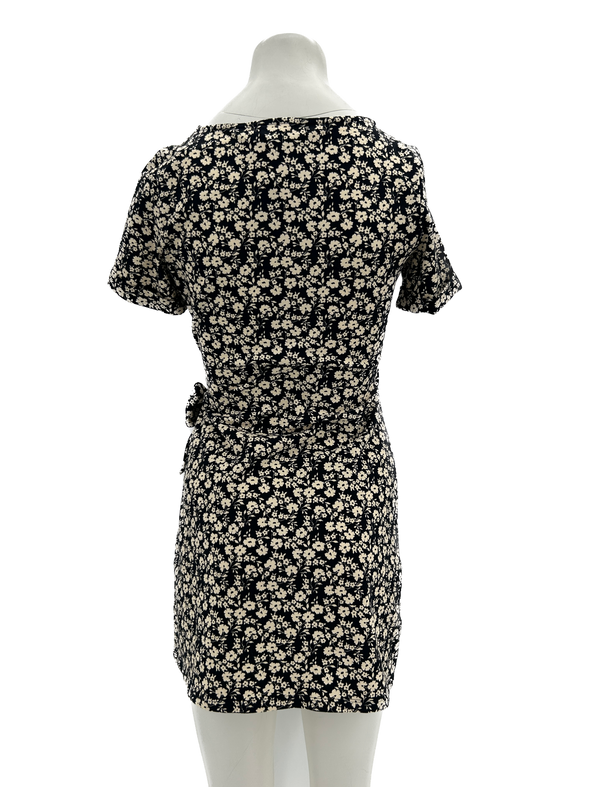 Robe noire à fleurs