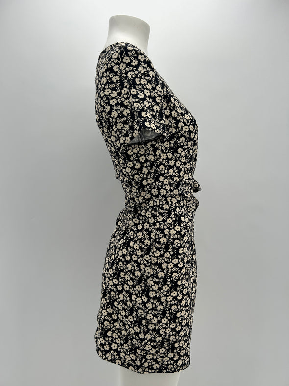 Robe noire à fleurs