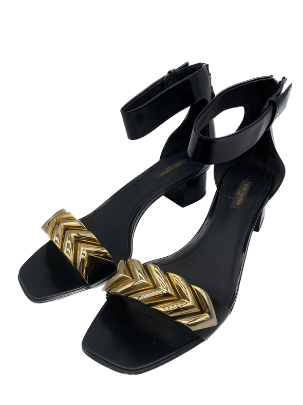 Sandales noires à brides dorées