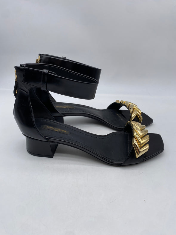 Sandales noires à brides dorées