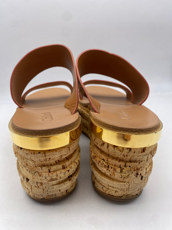 Sandales beiges avec talons dorés