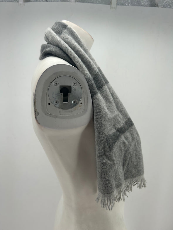 Écharpe en laine rayée grise