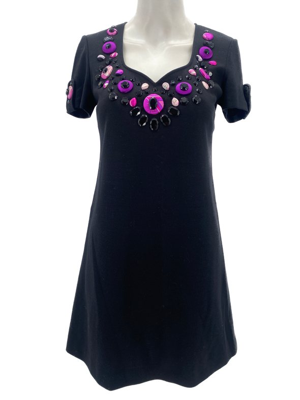 Robe noire avec pastilles violettes