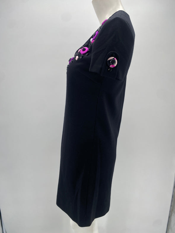 Robe noire avec pastilles violettes