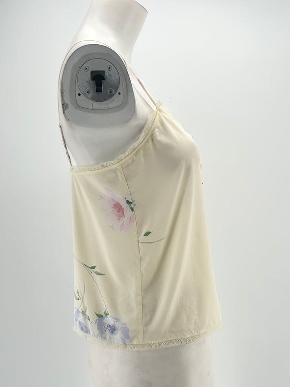 Top en soie beige à motif floral