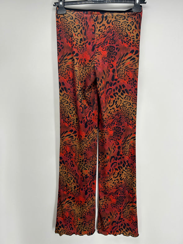 Pantalon imprimé léopard rouge et marron
