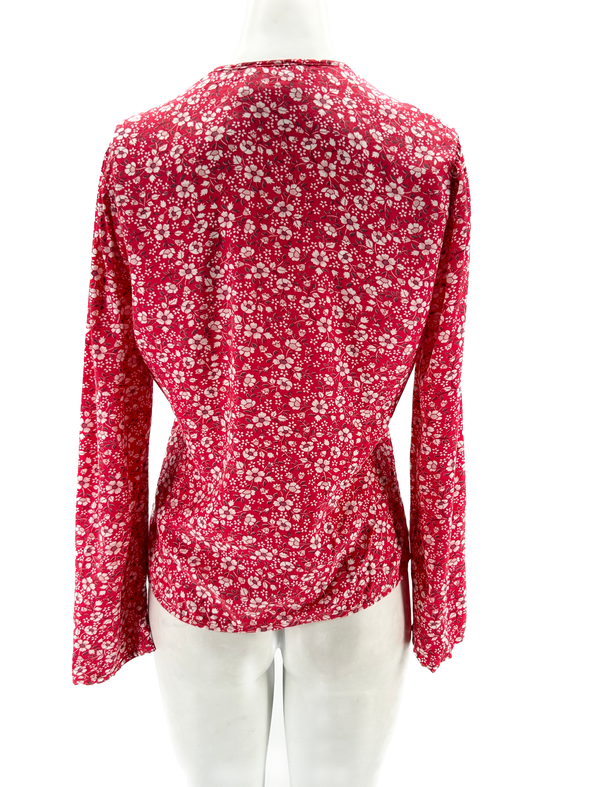 Chemise rouge à fleurs blanches