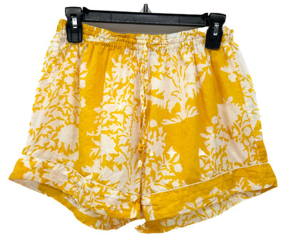 Short jaune à fleurs blanches