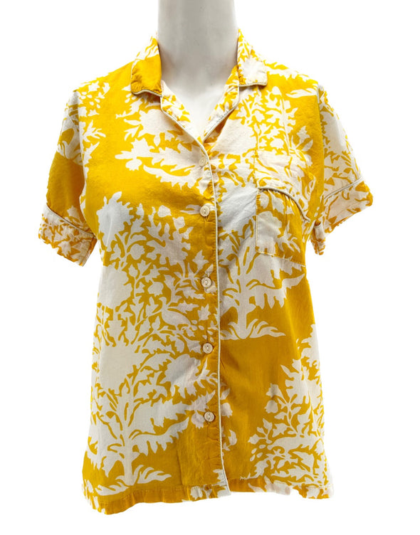 T-shirt jaune à fleurs blanches