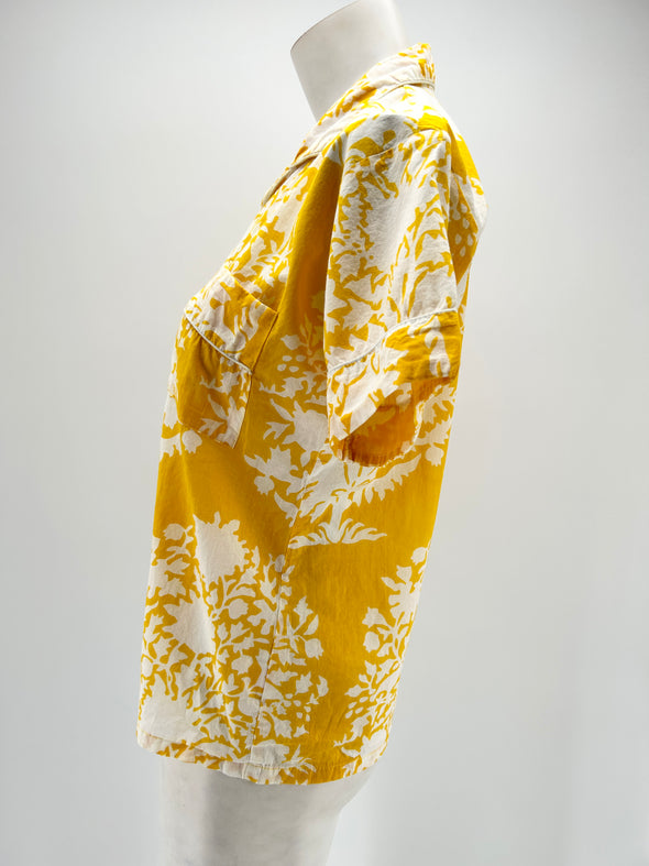 T-shirt jaune à fleurs blanches