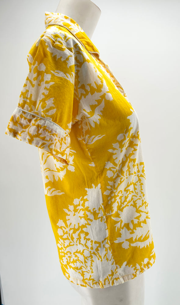 T-shirt jaune à fleurs blanches