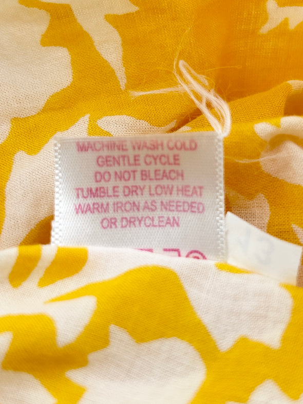 T-shirt jaune à fleurs blanches