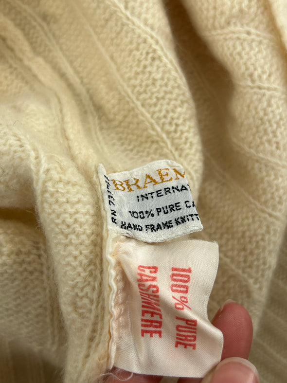 Pull beige à col roulé en cachemire