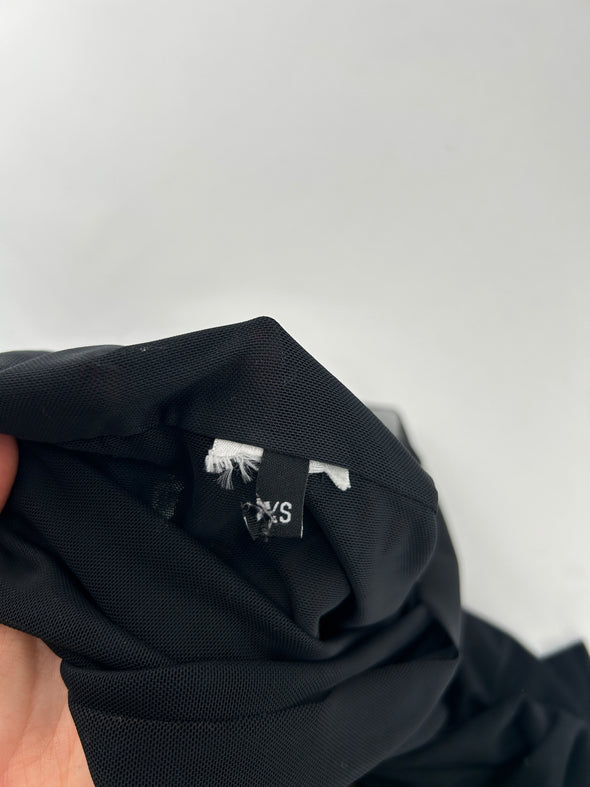 Robe noire transparente avec boucle