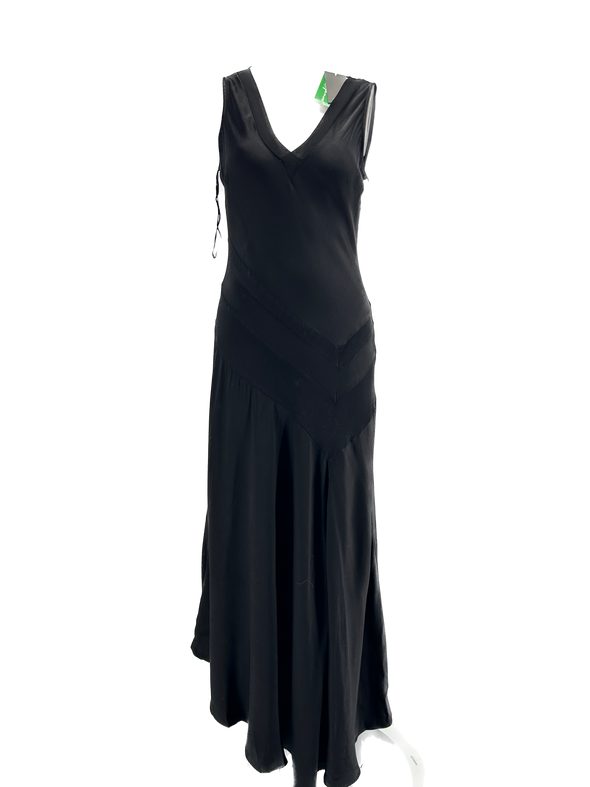 Robe noire longue évasée