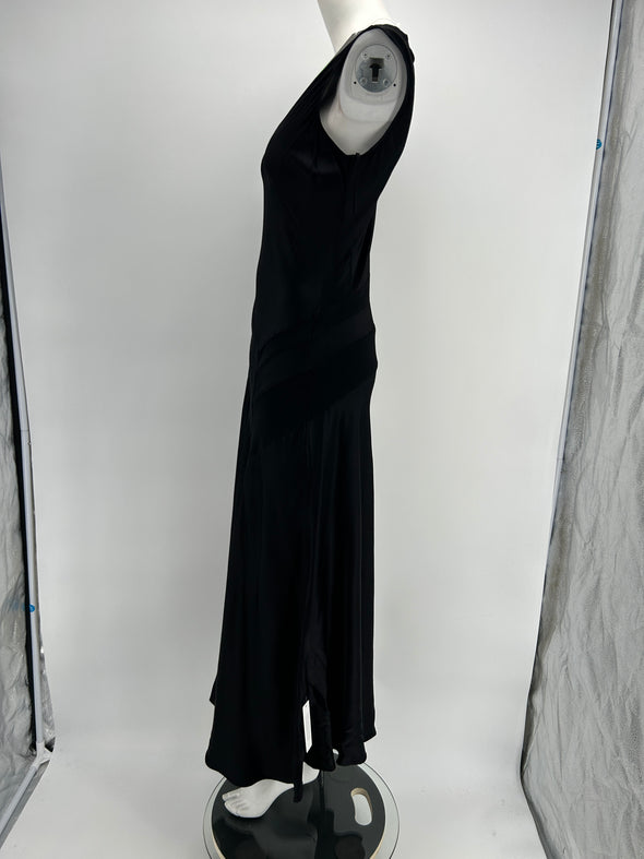 Robe noire longue évasée