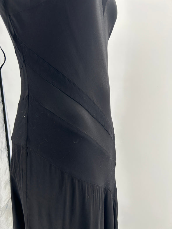 Robe noire longue évasée