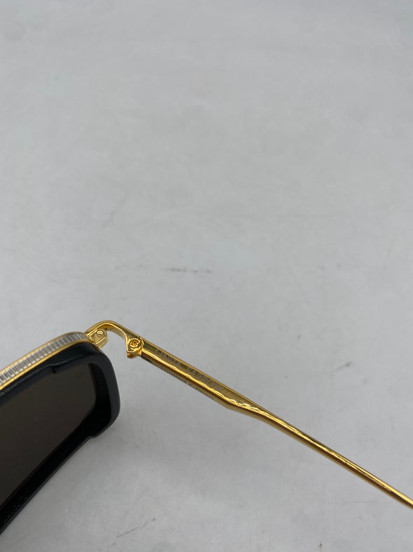 Lunettes de soleil noires et dorées