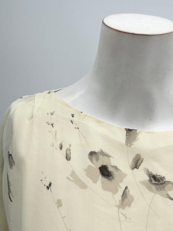 Robe écru en soie à fleurs