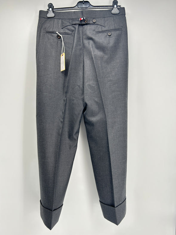 Pantalon à pinces avec revers gris foncé
