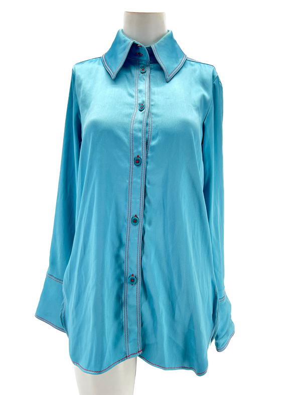 Chemise satinée bleue avec surpiqures rose