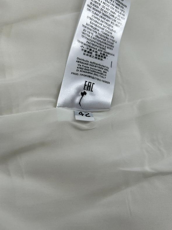 Veste de tailleur blanc à boutons noirs