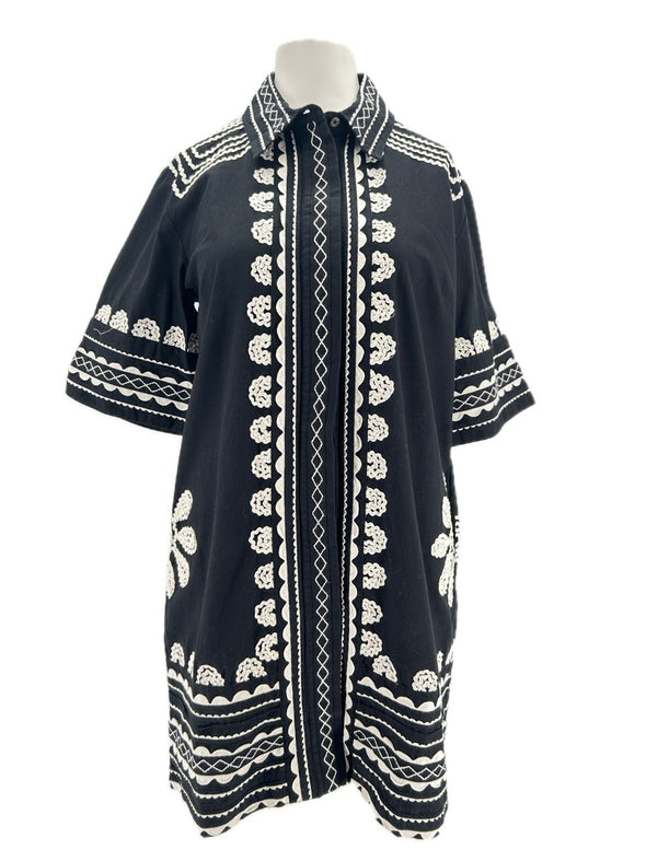 Robe noire à broderies blanches