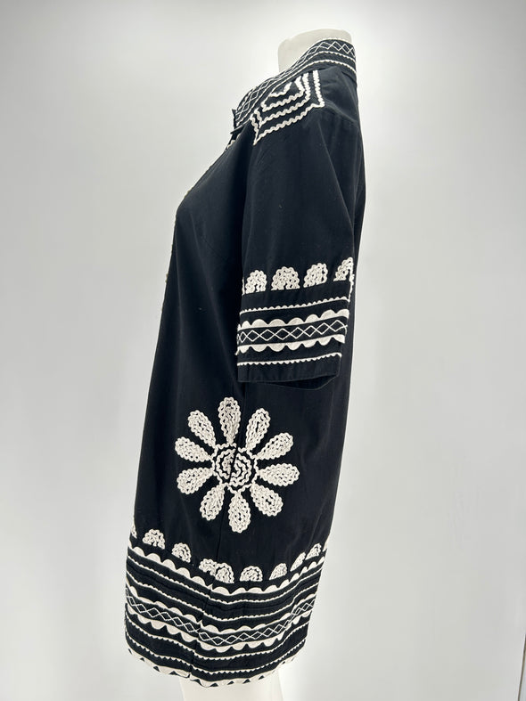 Robe noire à broderies blanches